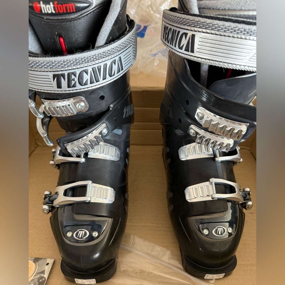 Tecnica Women’s Icon DP L. Hot Form, New in Box